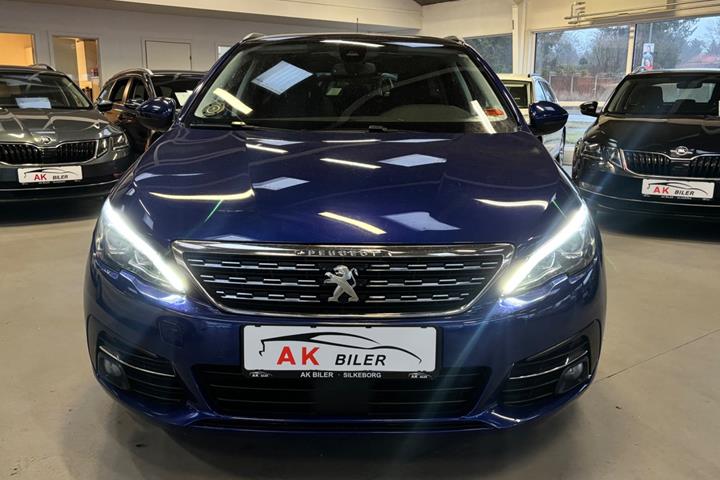 Blå Peugeot 308 fra 2020