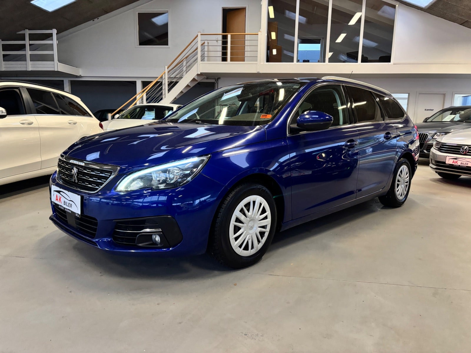 Blå Peugeot 308 fra 2020