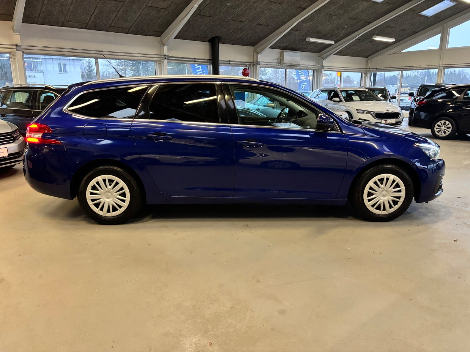 Blå Peugeot 308 fra 2020