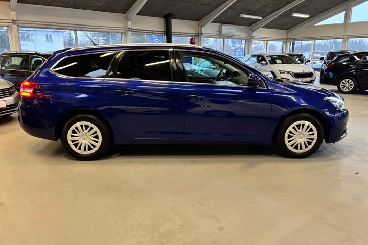 Blå Peugeot 308 fra 2020