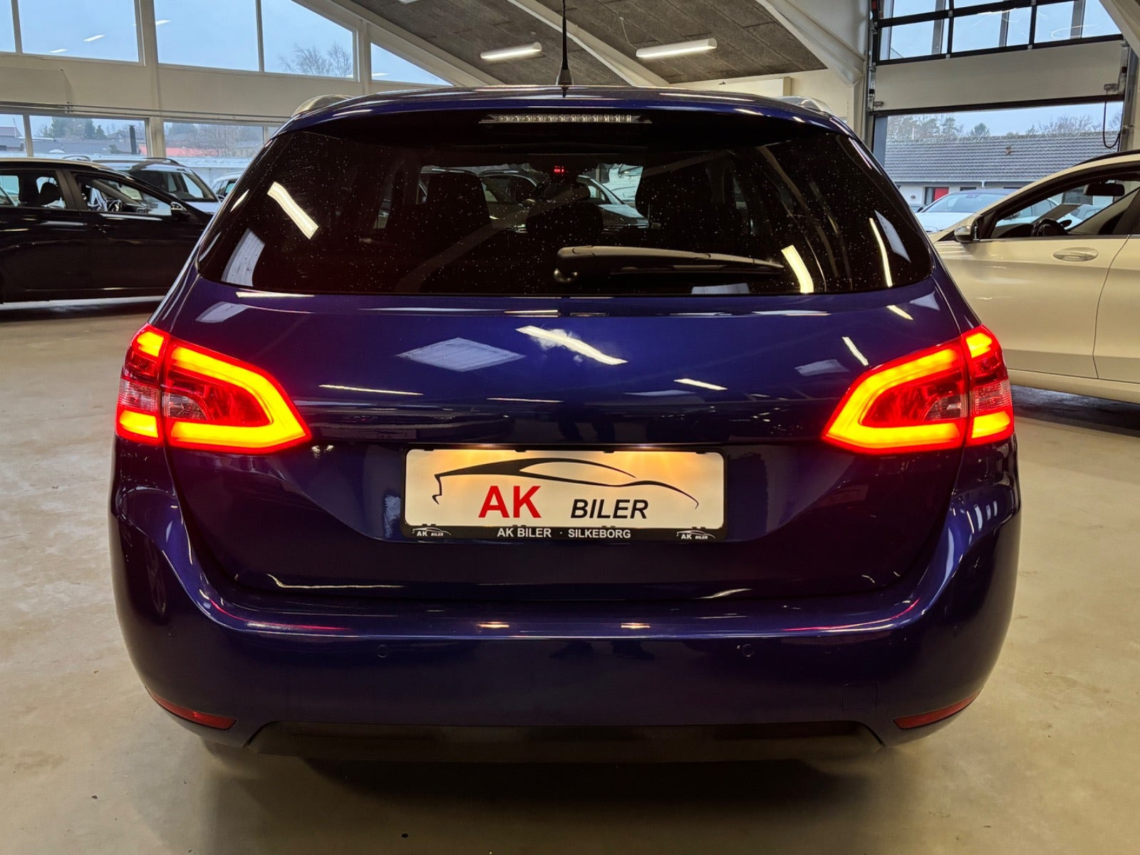 Blå Peugeot 308 fra 2020