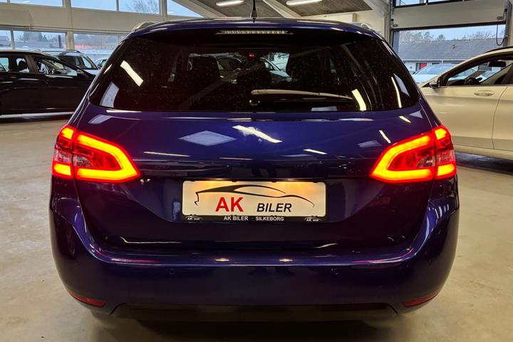 Blå Peugeot 308 fra 2020