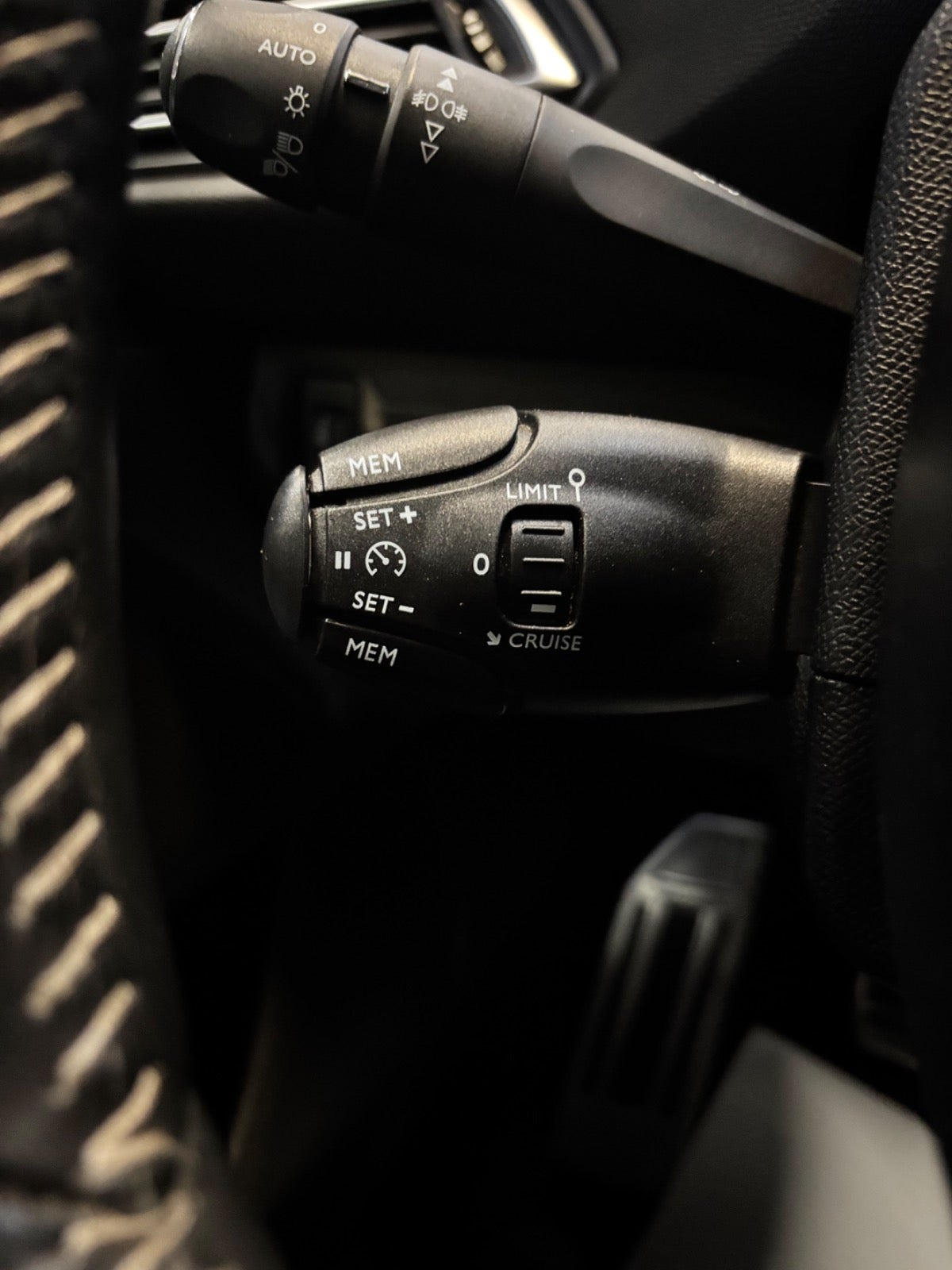 Blå Peugeot 308 fra 2020