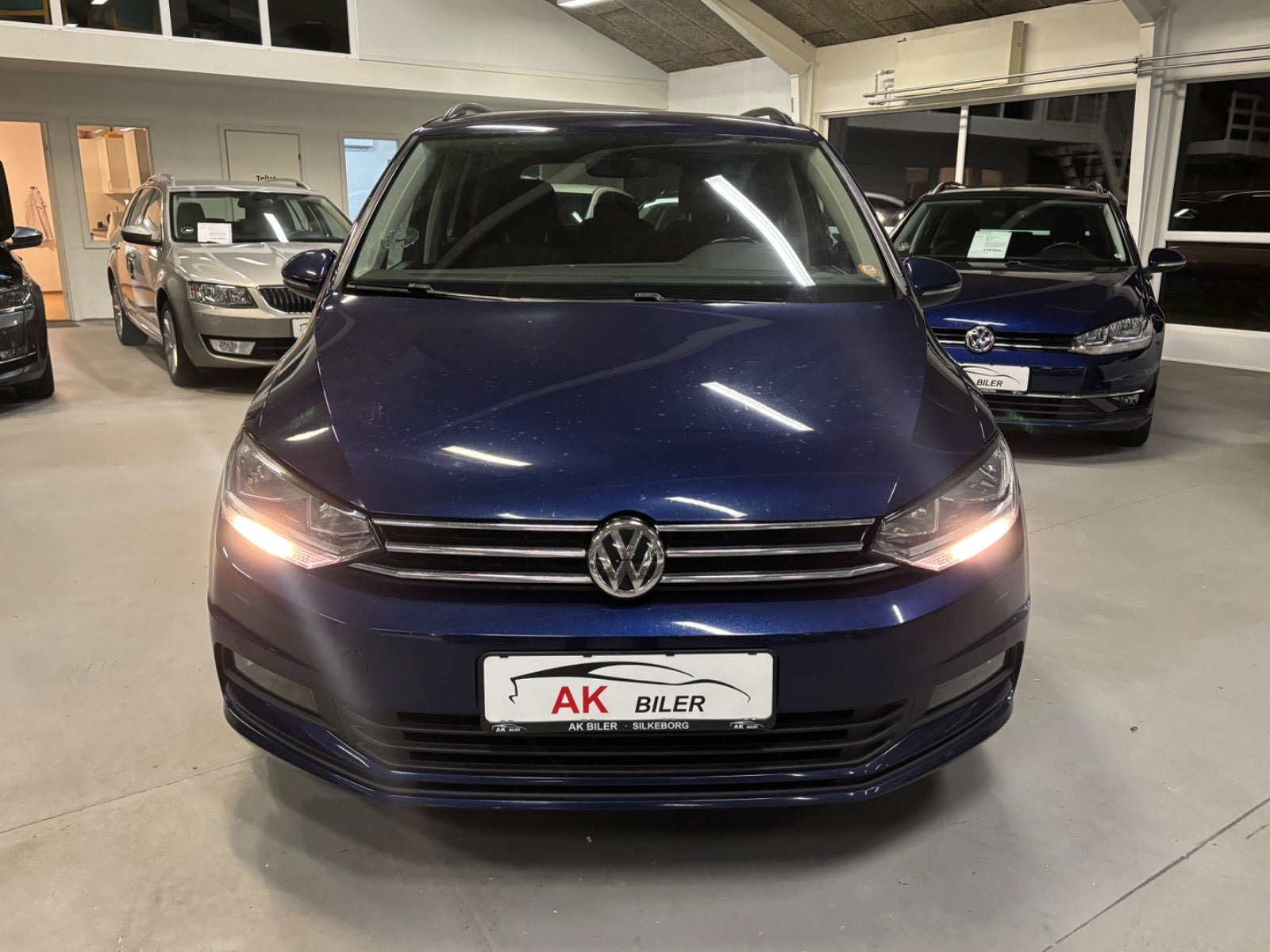 Blå VW Touran fra 2019