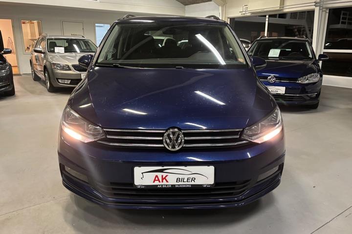 Blå VW Touran fra 2019