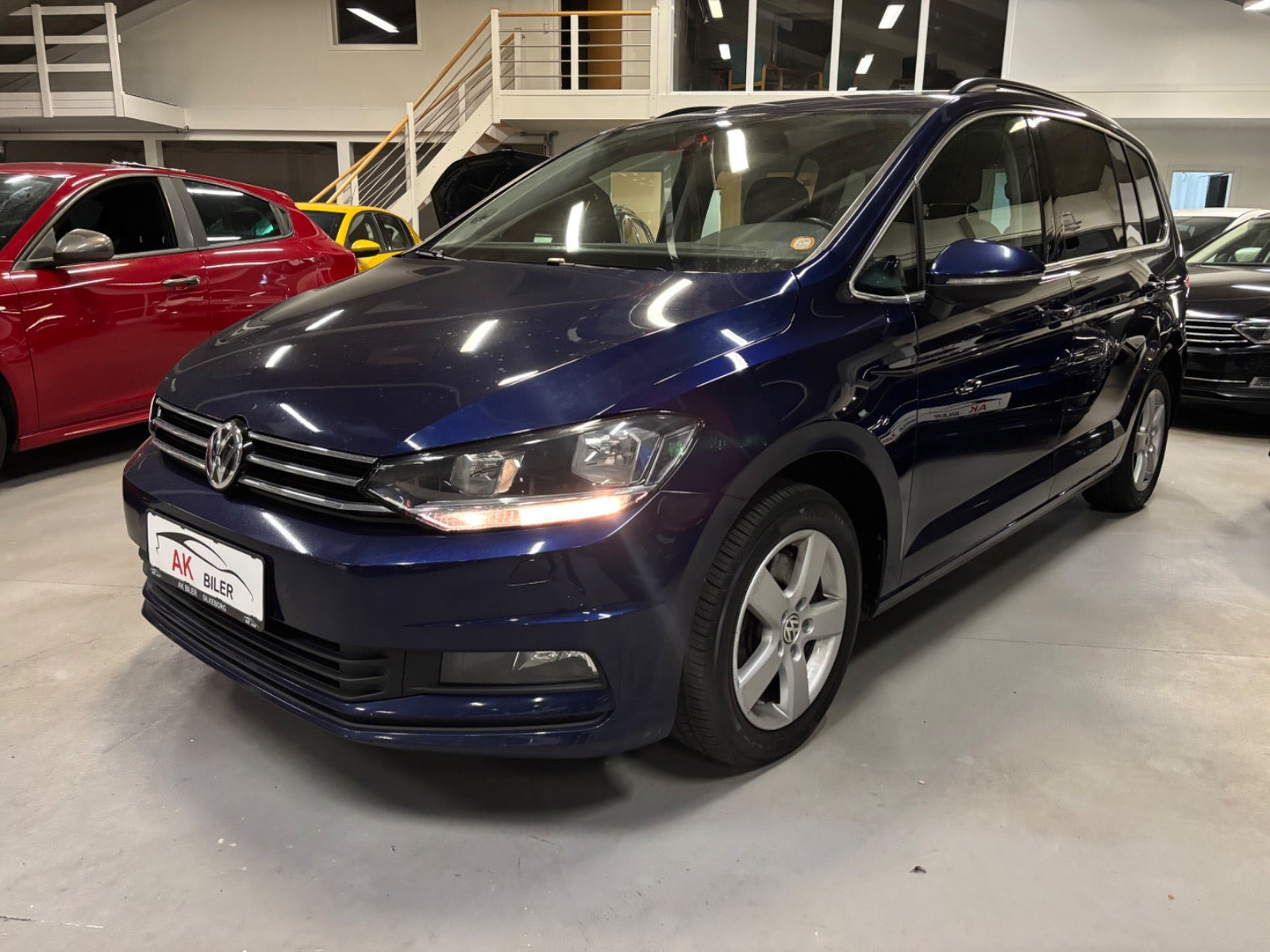 Blå VW Touran fra 2019
