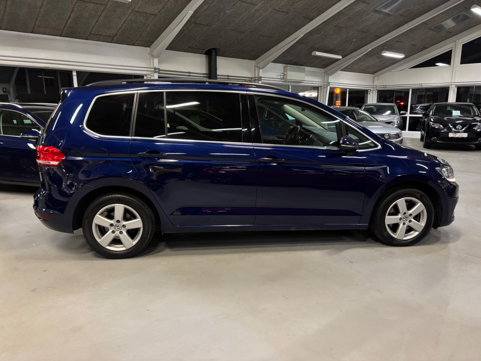 Blå VW Touran fra 2019