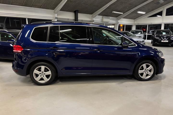 Blå VW Touran fra 2019