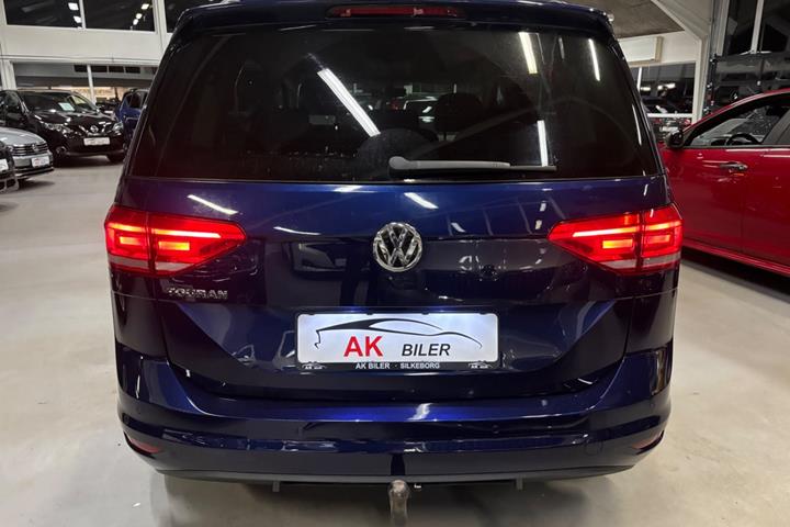 Blå VW Touran fra 2019