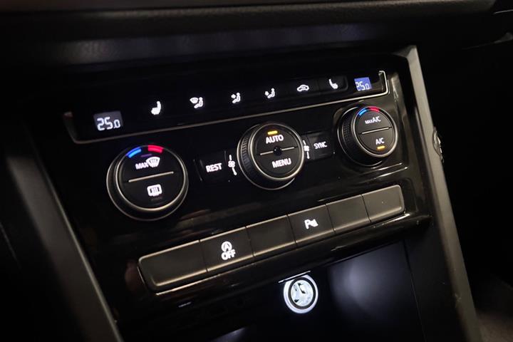 Blå VW Touran fra 2019