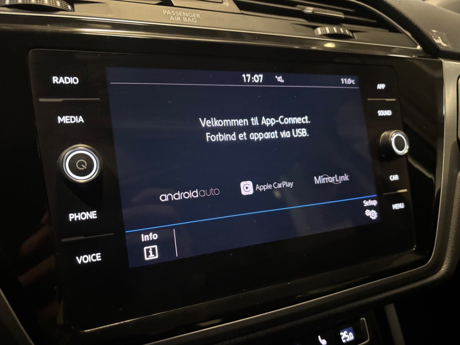 Blå VW Touran fra 2019