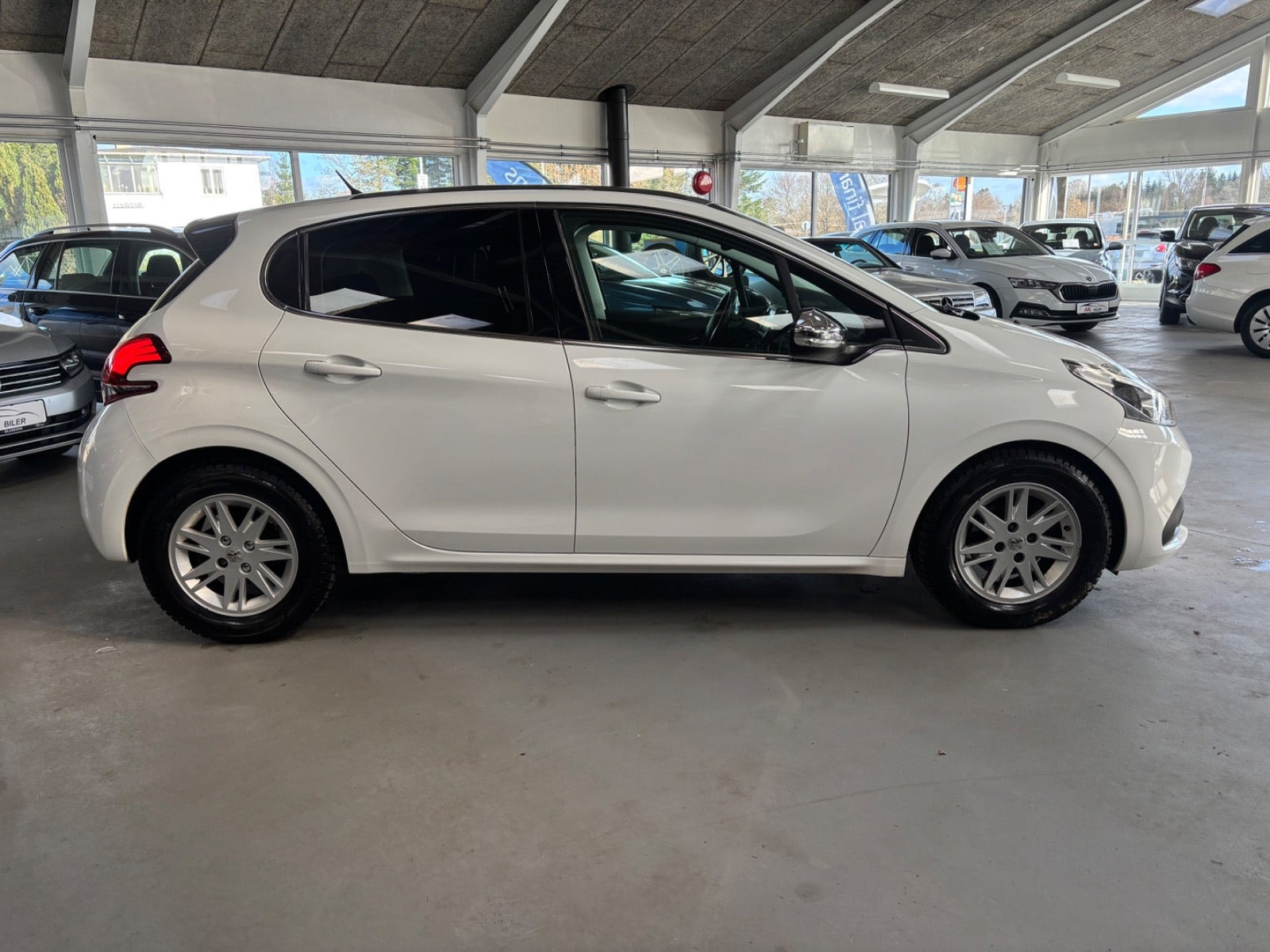 Hvid Peugeot 208 fra 2017