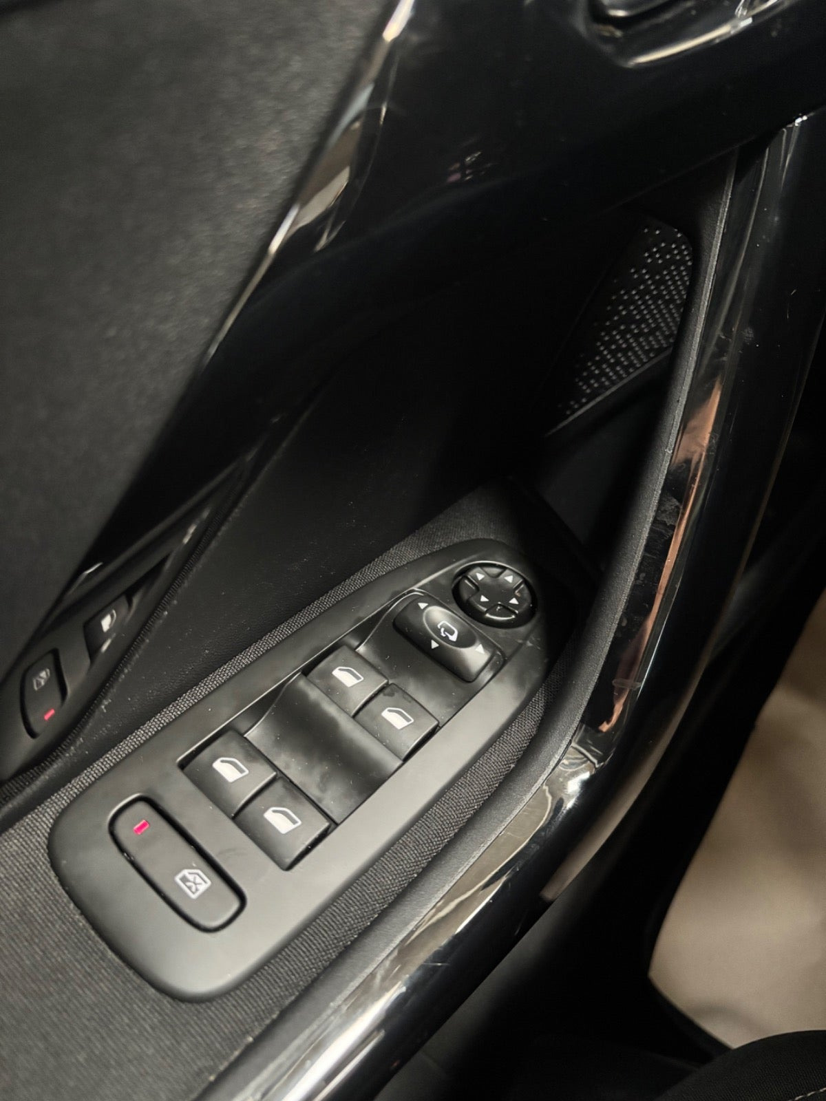 Hvid Peugeot 208 fra 2017