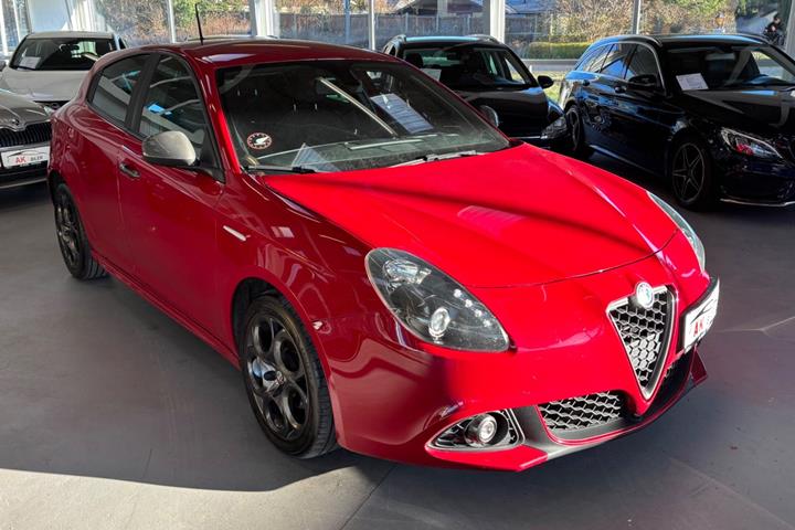 Grå Alfa Romeo Giulietta fra 2017