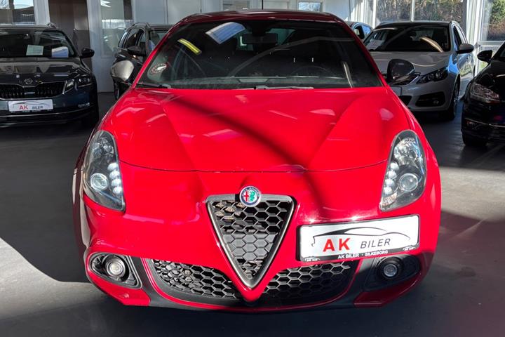 Grå Alfa Romeo Giulietta fra 2017