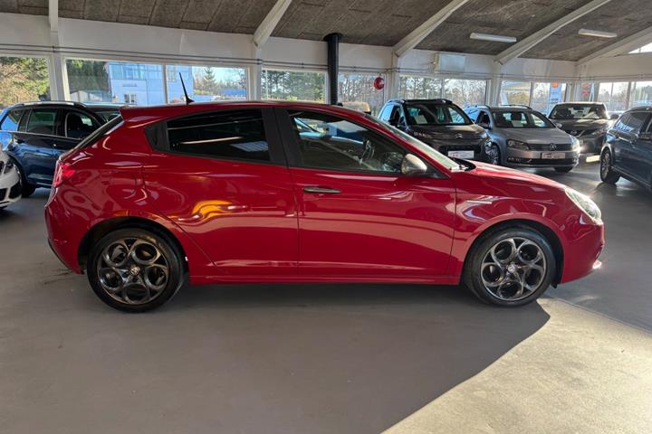 Grå Alfa Romeo Giulietta fra 2017