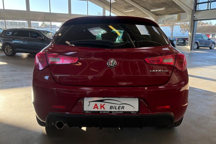 Grå Alfa Romeo Giulietta fra 2017