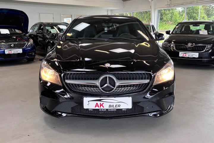 Sort Mercedes CLA220 fra 2015