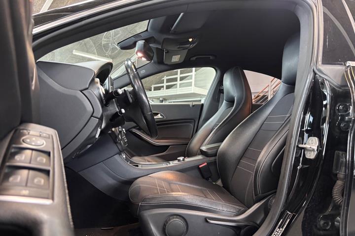 Sort Mercedes CLA220 fra 2015