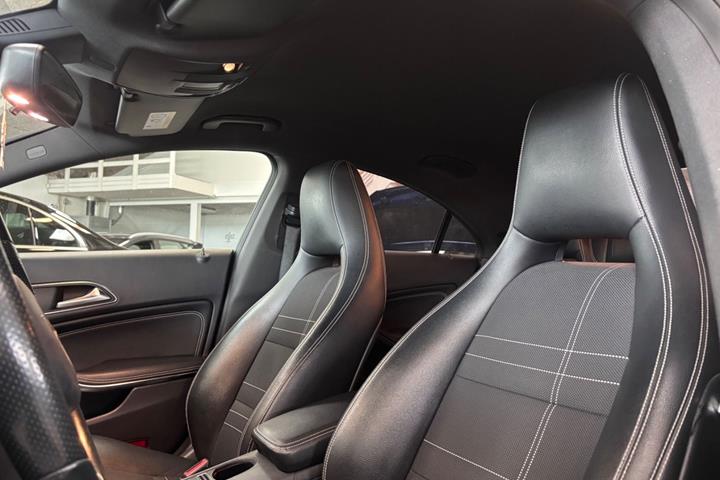 Sort Mercedes CLA220 fra 2015