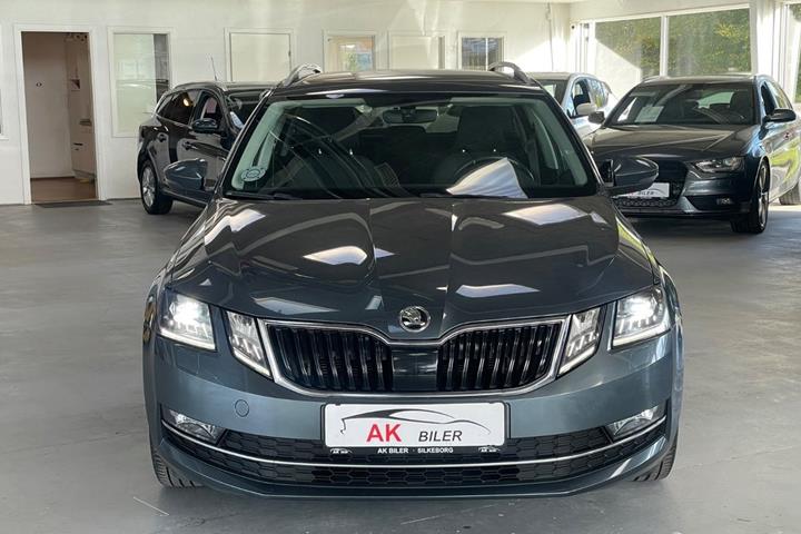 Grå Skoda Octavia fra 2018