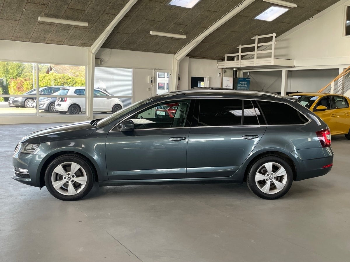 Grå Skoda Octavia fra 2018