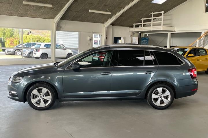 Grå Skoda Octavia fra 2018