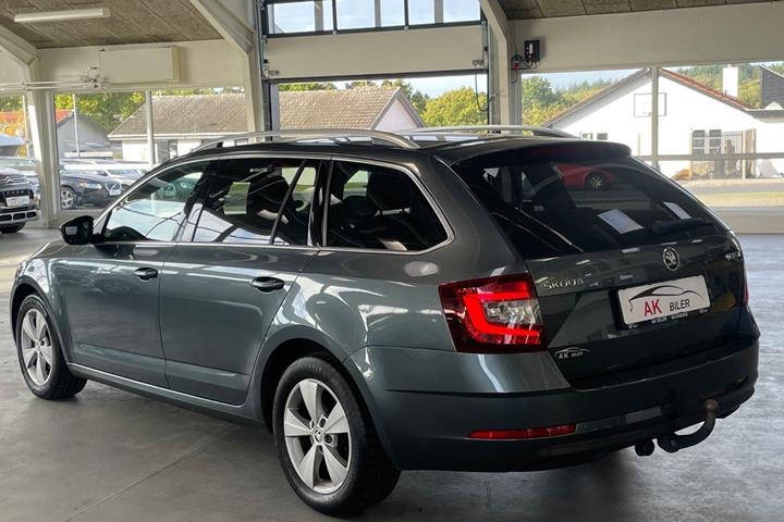 Grå Skoda Octavia fra 2018