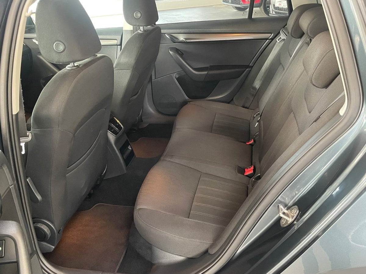 Grå Skoda Octavia fra 2018