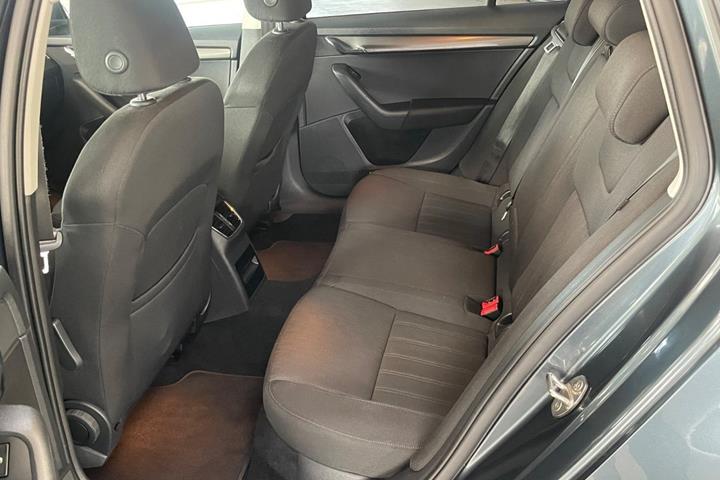 Grå Skoda Octavia fra 2018