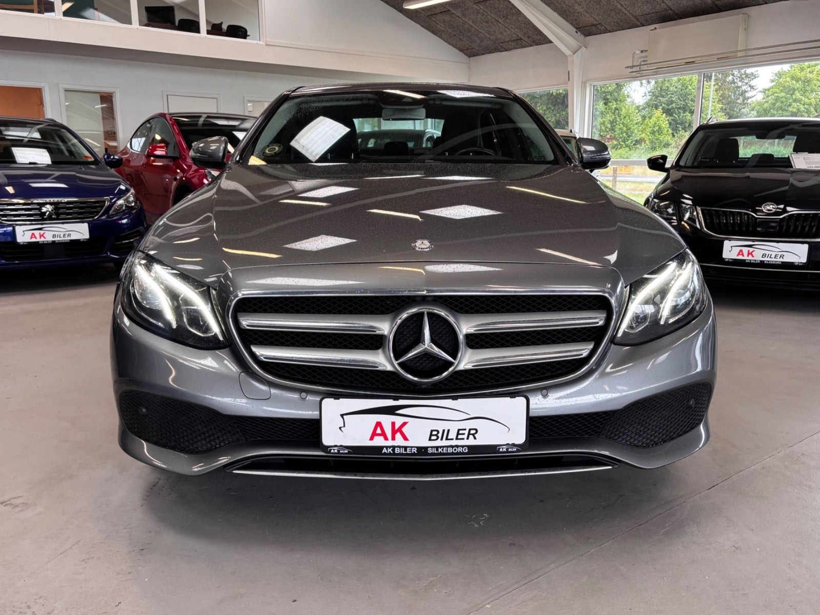 Grå Mercedes E220 d fra 2017
