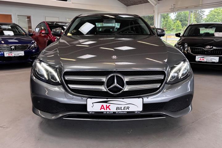 Grå Mercedes E220 d fra 2017
