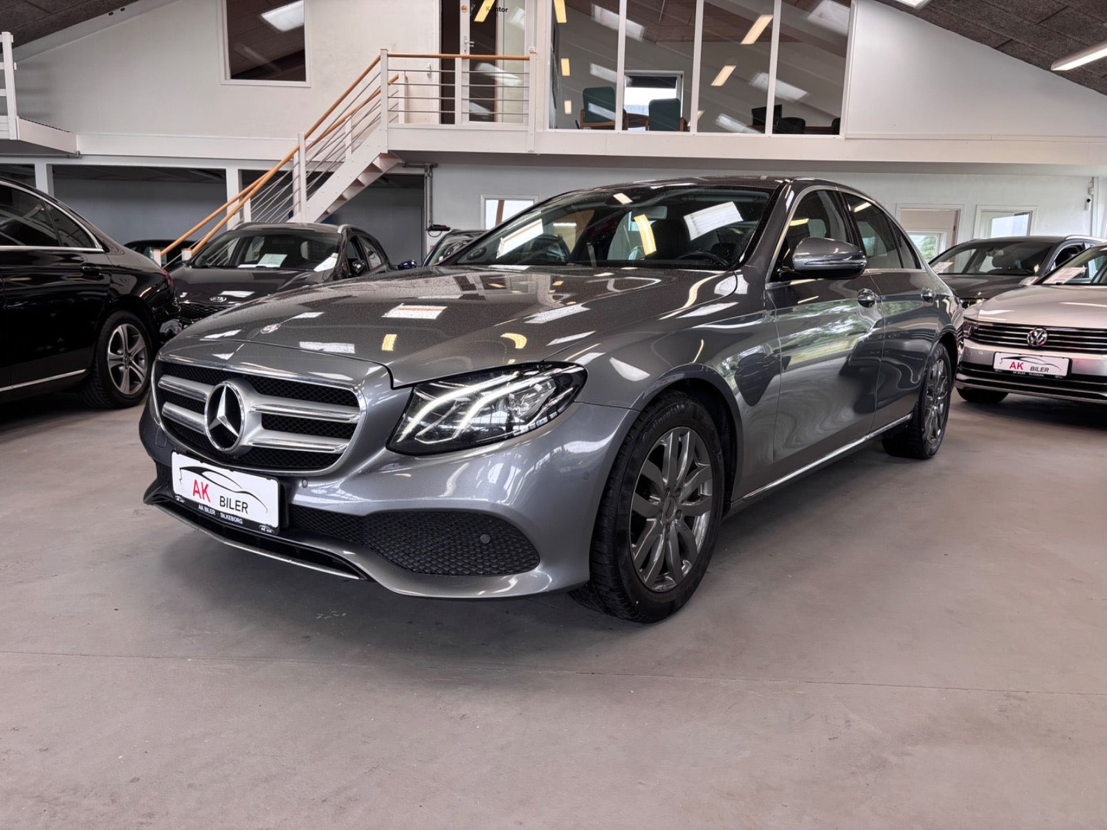 Grå Mercedes E220 d fra 2017