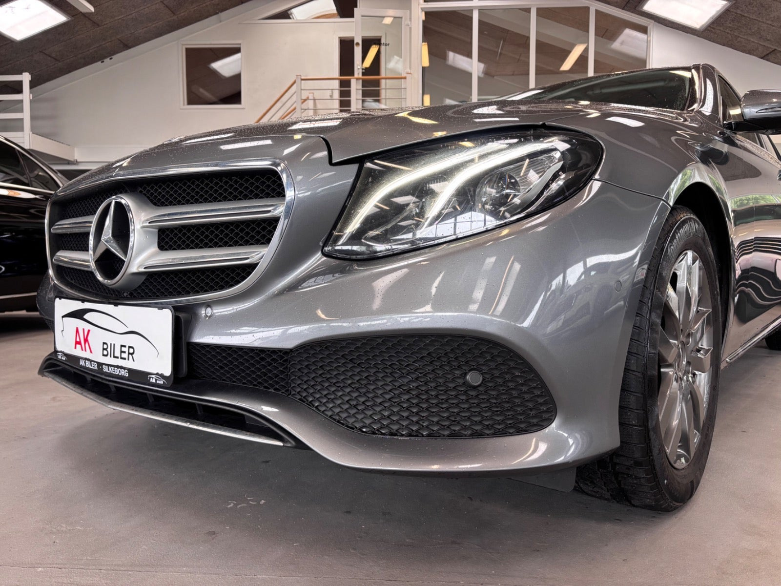Grå Mercedes E220 d fra 2017
