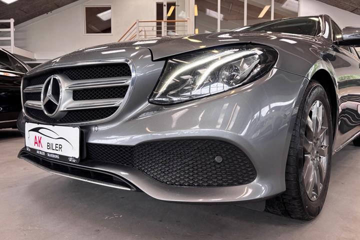 Grå Mercedes E220 d fra 2017