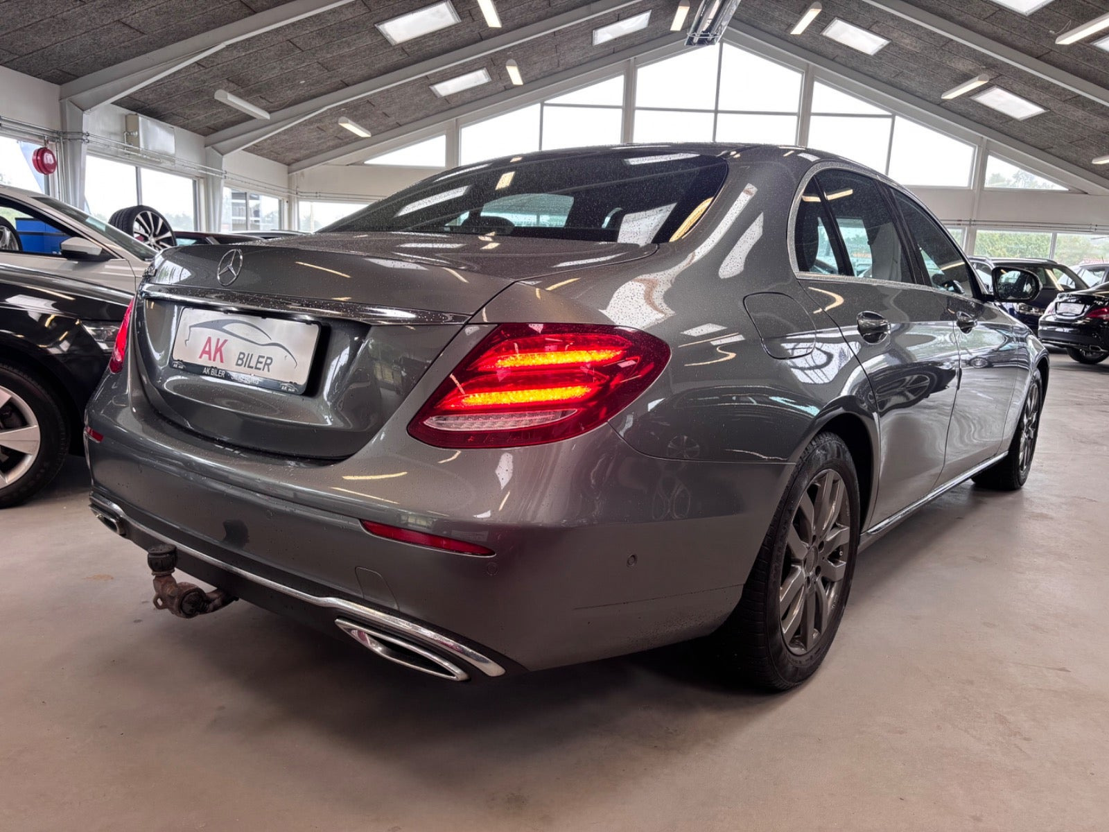 Grå Mercedes E220 d fra 2017