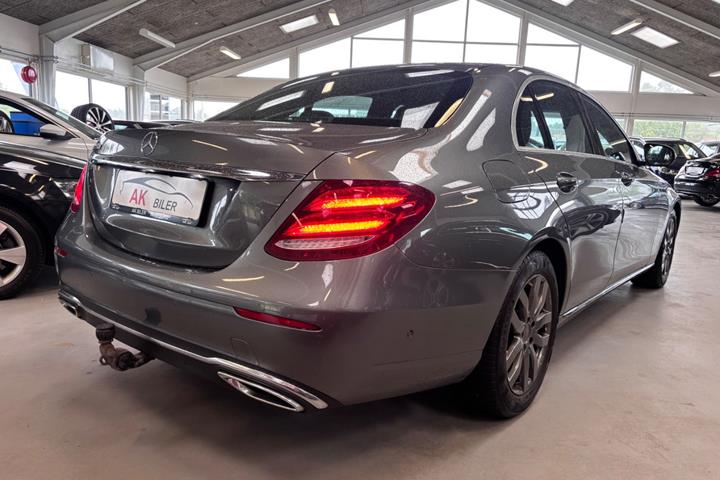 Grå Mercedes E220 d fra 2017