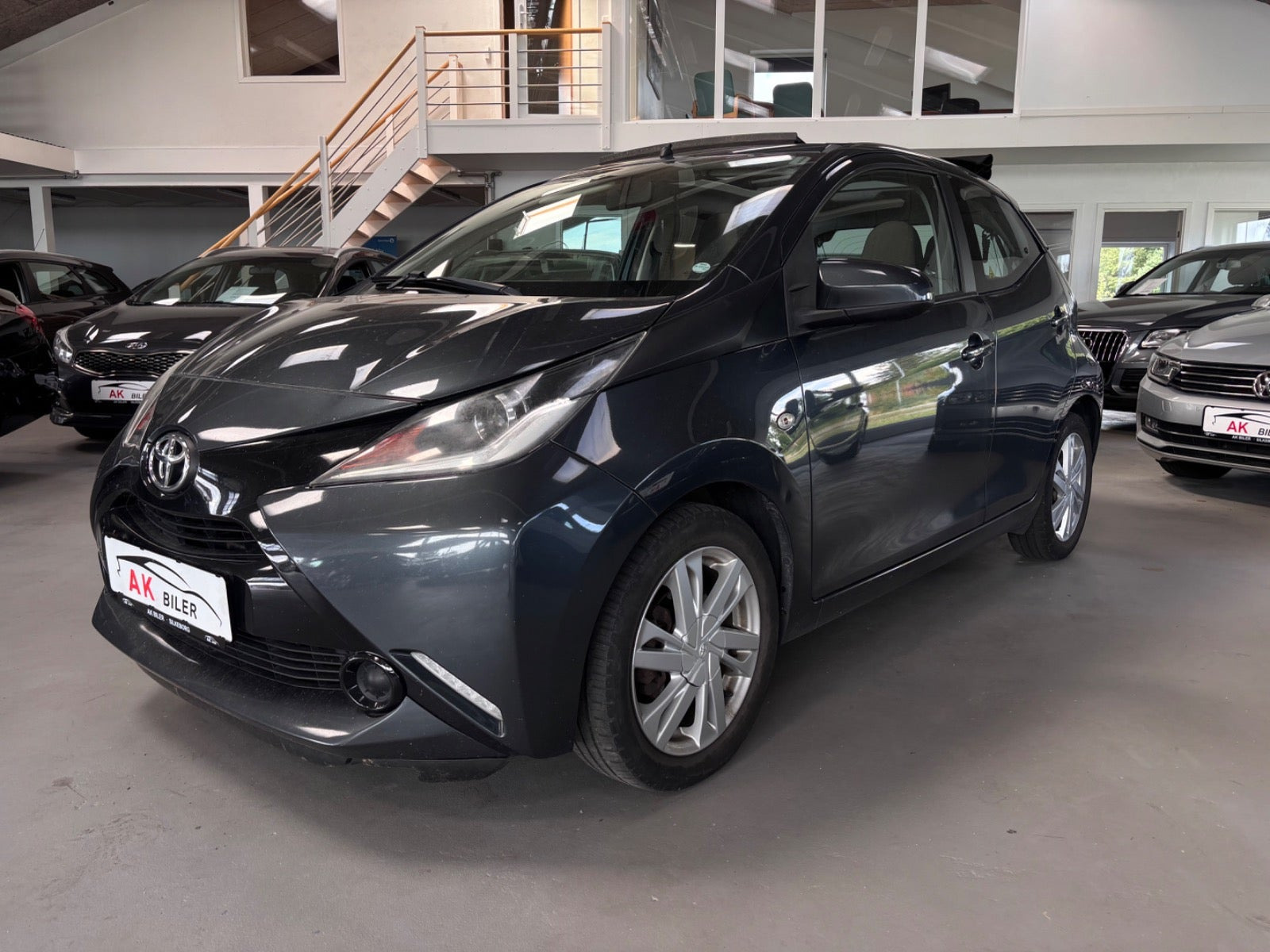 Grå Toyota Aygo fra 2015