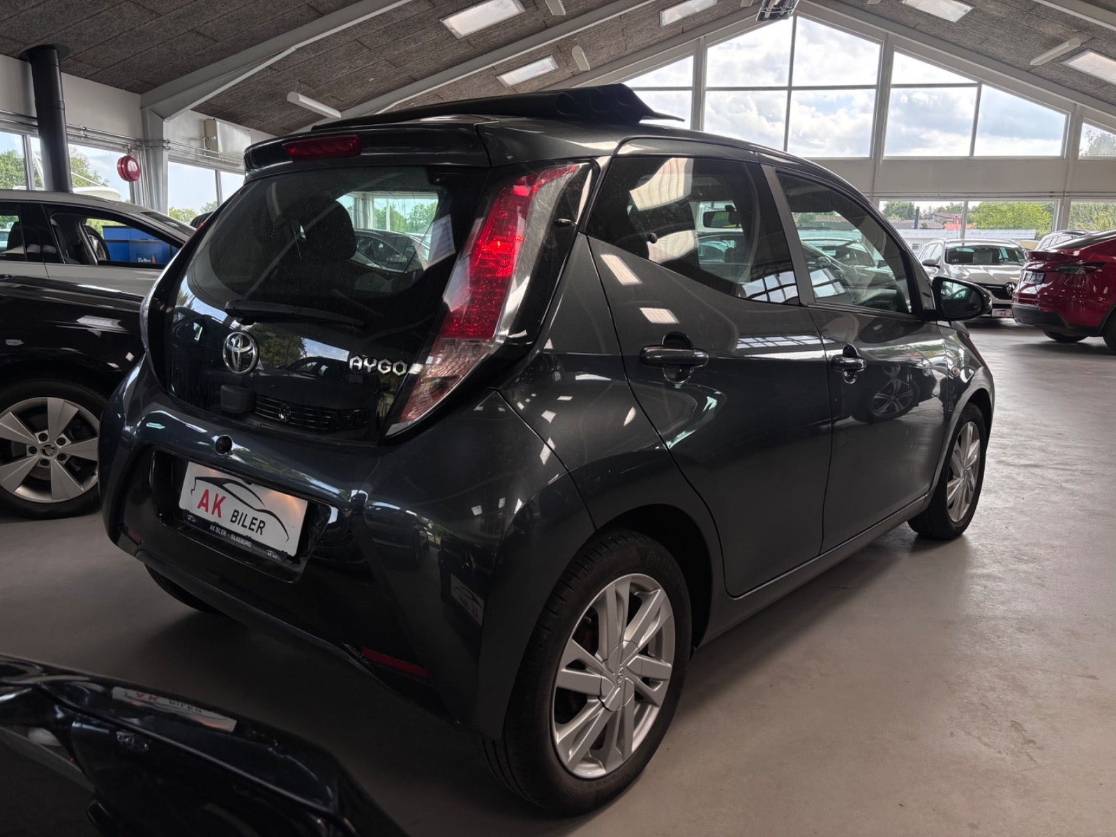 Grå Toyota Aygo fra 2015