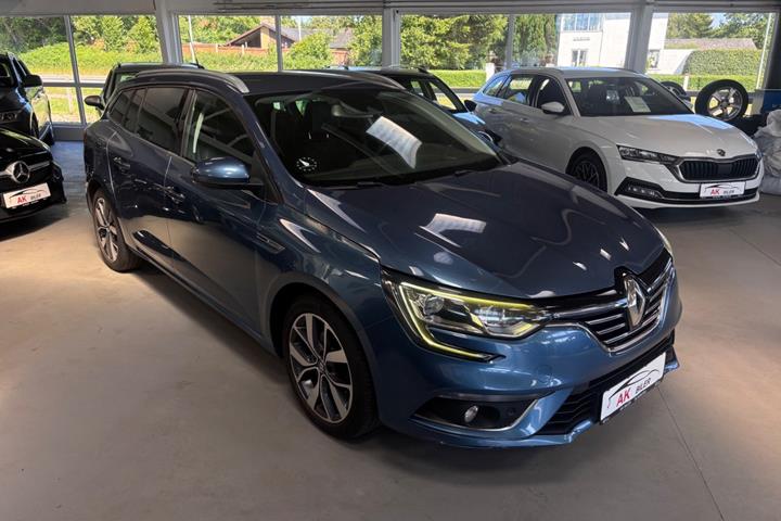 Blå Renault Megane IV fra 2017