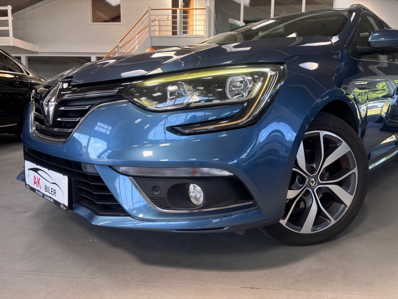 Blå Renault Megane IV fra 2017