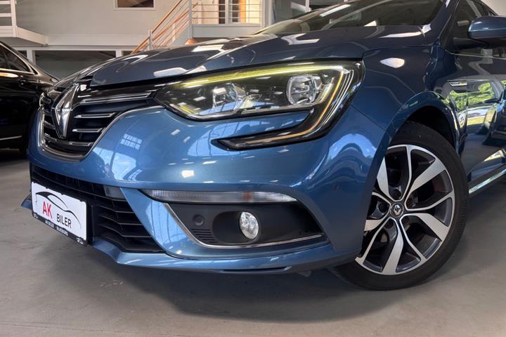 Blå Renault Megane IV fra 2017