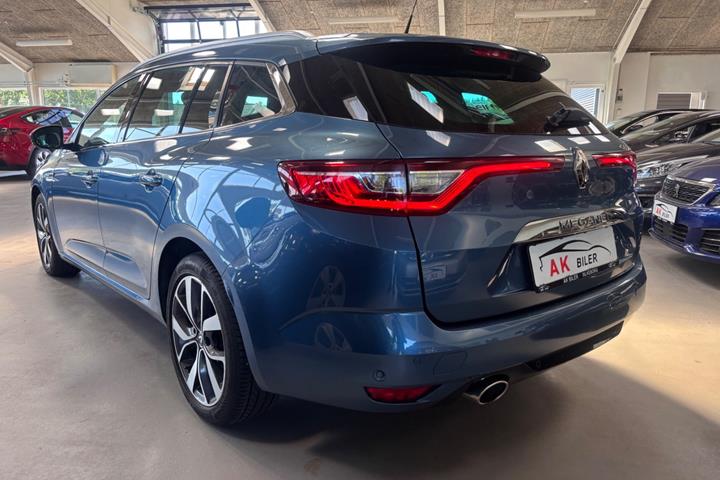 Blå Renault Megane IV fra 2017