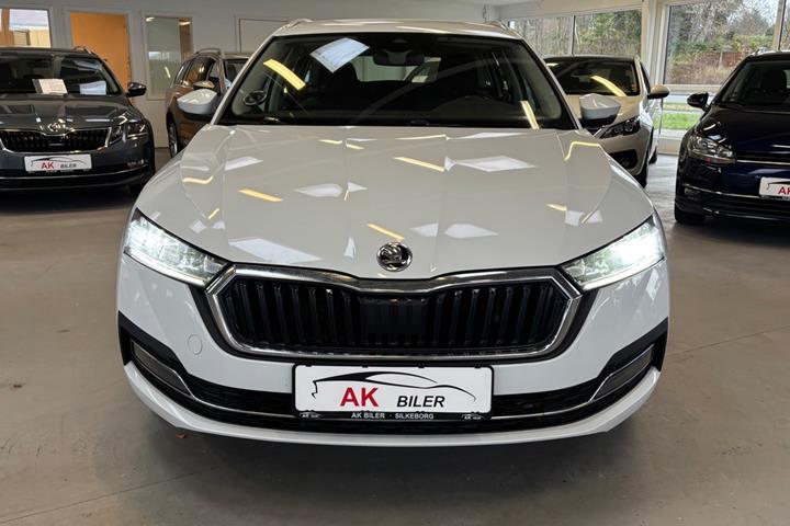 Hvid Skoda Octavia fra 2021