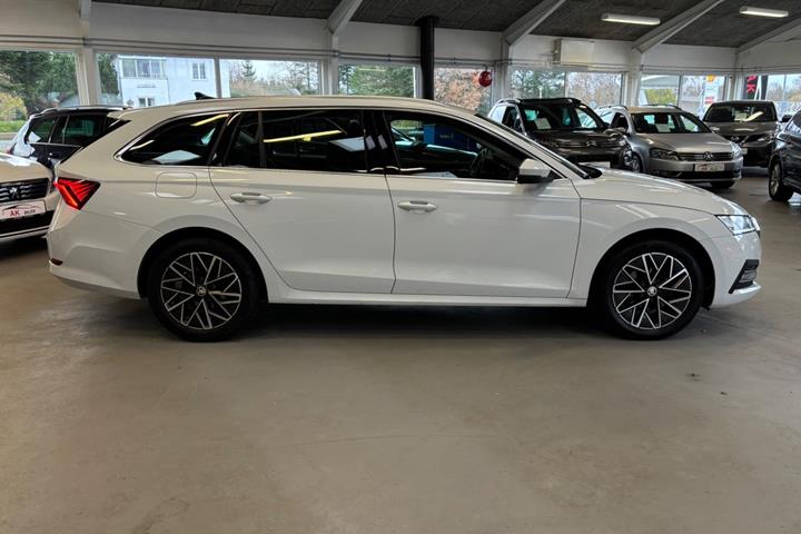 Hvid Skoda Octavia fra 2021