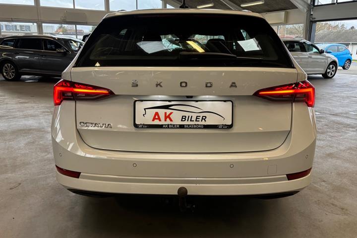 Hvid Skoda Octavia fra 2021
