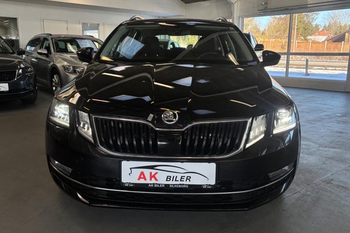 Sort Skoda Octavia fra 2018