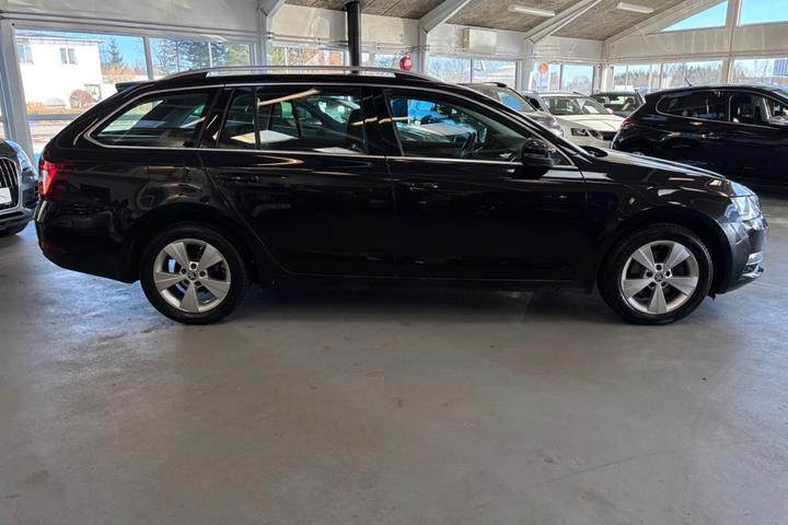 Sort Skoda Octavia fra 2018