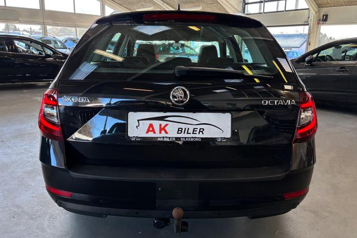 Sort Skoda Octavia fra 2018