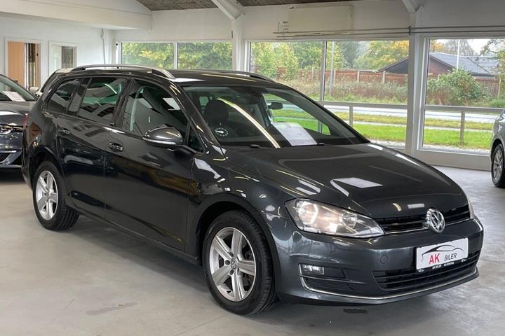 Grå VW Golf VII fra 2016